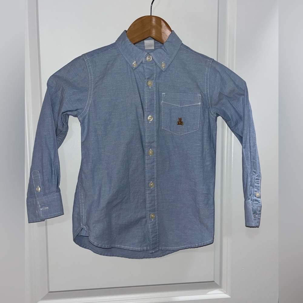 Gently used boys size 6 GAP button up shirt.